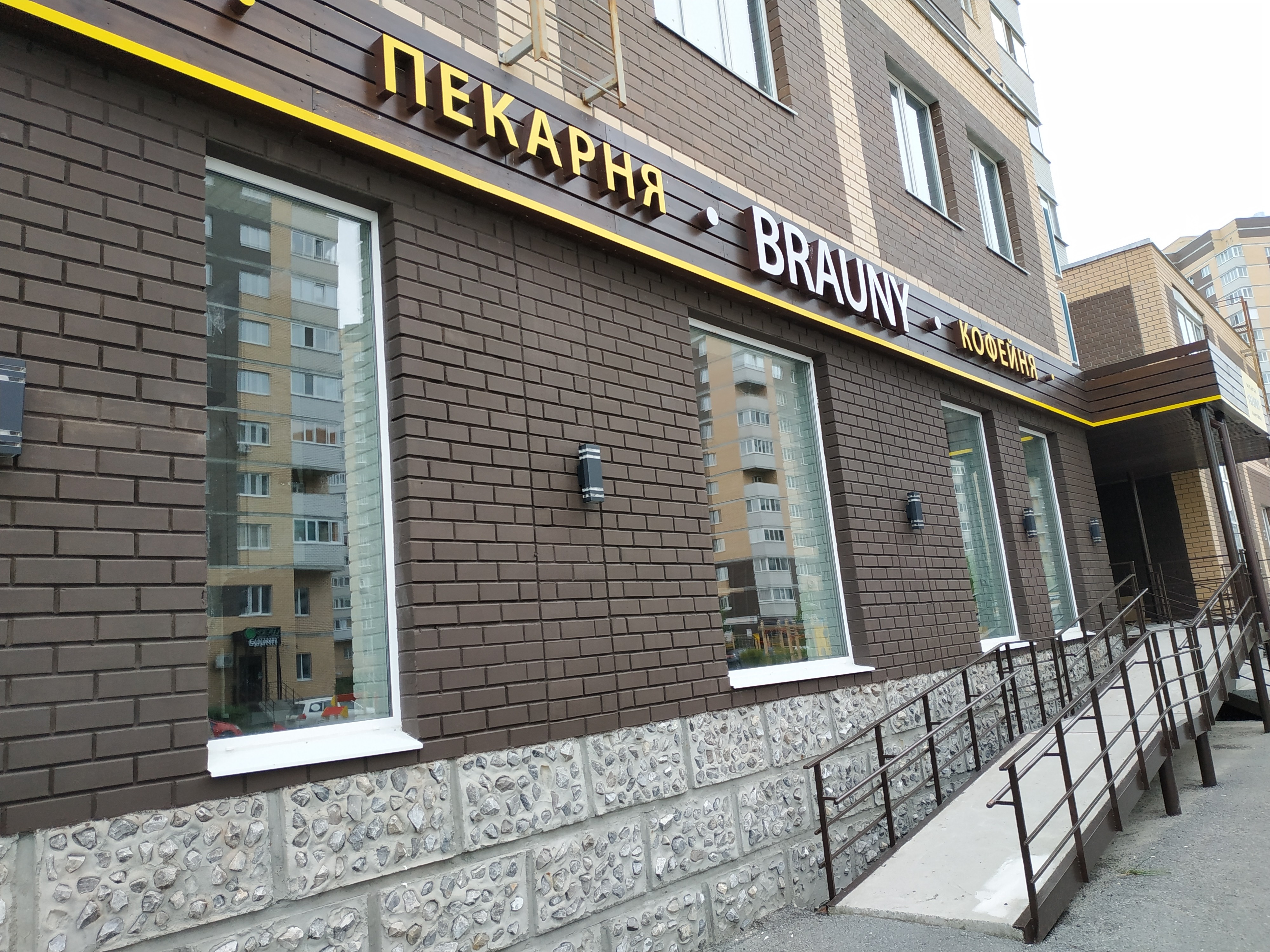 Установка одностворчатых окон в кафе