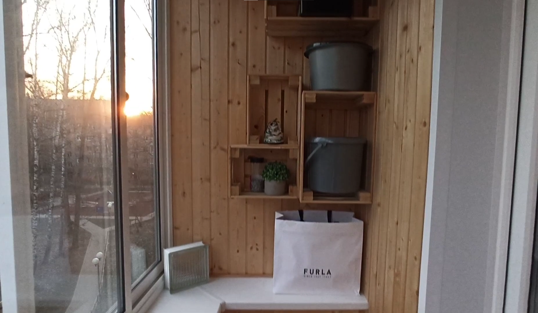 Отделка балкона террасной доской